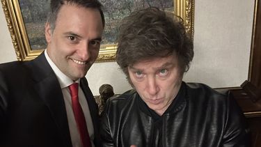 El vocero Manuel Adorni y el presidente Javier Milei.