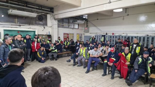 Una de las asambleas de los gremios que complicaron la actividad en Ezeiza. (X @APAERONAUTICOS)
