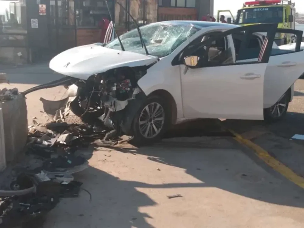 Un violento choque de un automóvil contra un pilar de cemento ocurrido esta mañana a metros del Torreón del Monje, en la localidad bonaerense de Mar del Plata. (Gentileza La Capital)