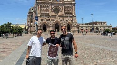 Tres ídolos de Lanús fueron a la Basílica de Luján.