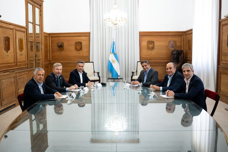 Lisandro Catalán, ministro del Interior, junto a Caputo, Francos, Zdero, Frigerio y Cornejo.