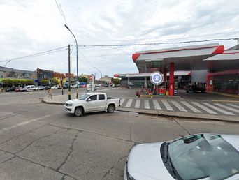 La estación de servicio asaltada, ubicada en la esquina de las avenidas Juan B. Justo y Peralta Ramos. 