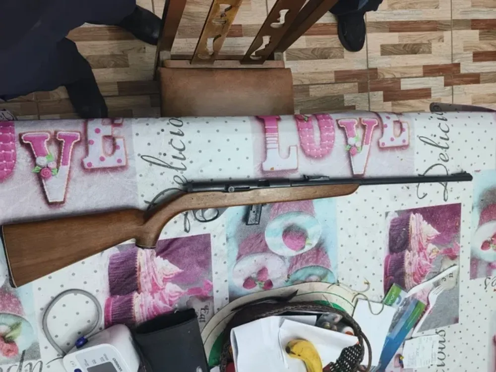 La carabina con la que Emilio Poncho ultimó al delincuente que entró a su casa. (Policía Bonaerense)