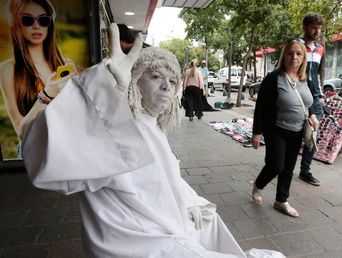 Sergio Pachu Montero, la estatua viviente de La Plata.