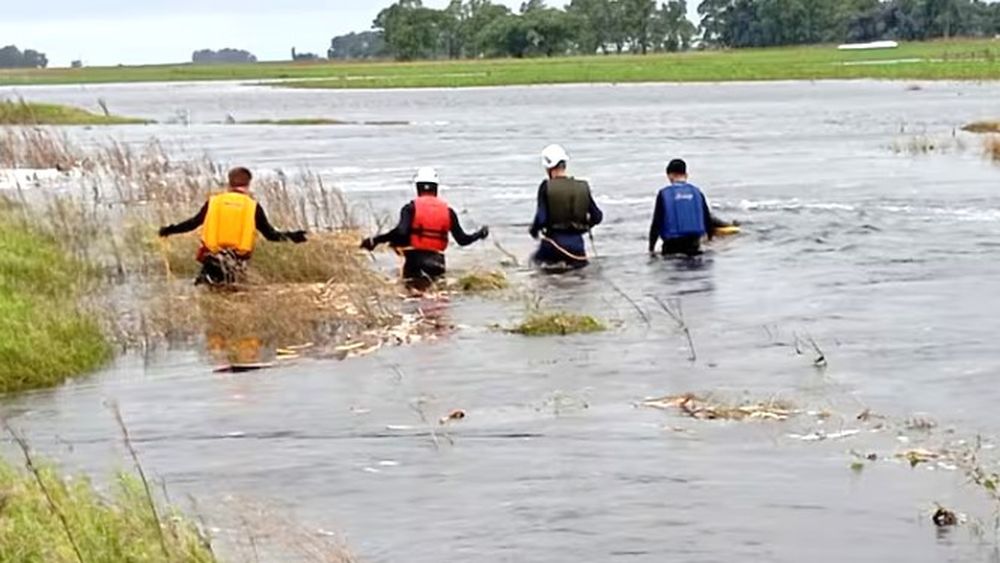 Búsqueda de las personas desaparecidas en aguas del Canal Piñeyro. (Bomberos de Bolívar)