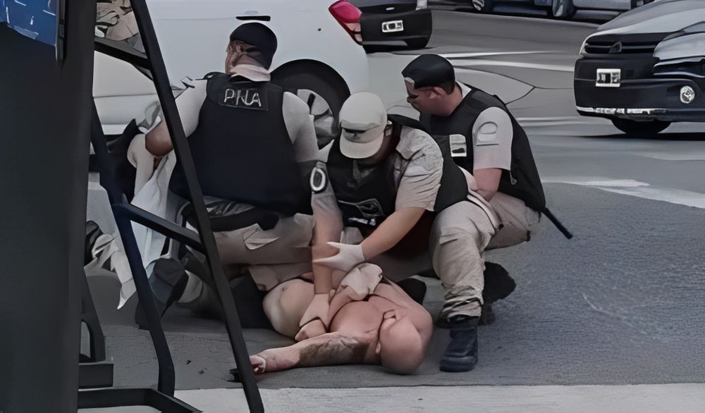 El hombre desnudo fue apresado por Prefectura en inmediaciones de la Plaza España en Mar del Plata.