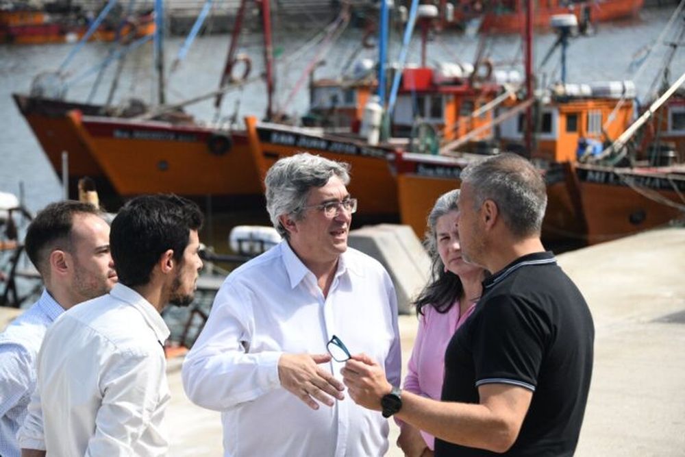 El Ministro de Desarrollo Agrario, Javier Rodríguez, con trabajadores del sector pesquero. (MDA)