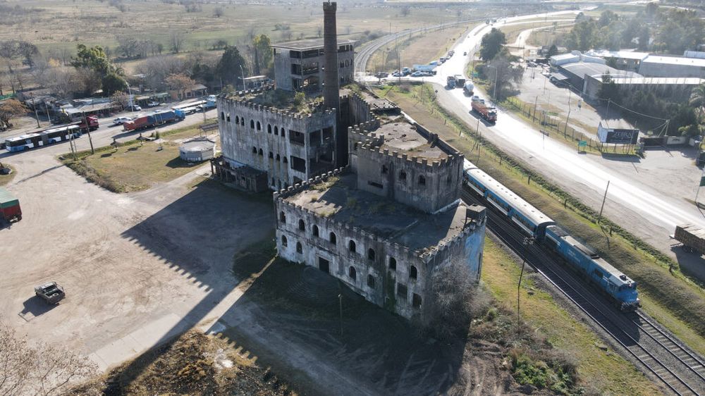 El Castillo de Cañuelas (exfábrica Finaco) se ubica en el cruce de las rutas 3 y 205.