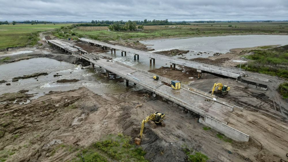 Trabajos sobre un puente en el Río Salado.&nbsp;