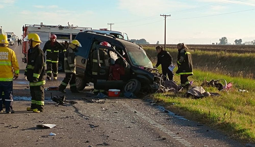 Así quedó la camioneta Kangoo que chocó contra el camión.