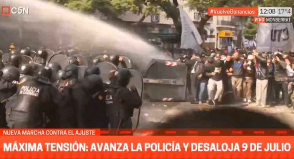 La protesta y la represión. (Imagen TV)