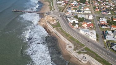 miramar: dos adolescentes bajaron a la playa a ver el amanecer y un hombre los ataco y violo a la chica
