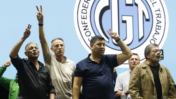 Octavio Argüello (Camioneros, izq.), Jorge Sola (Seguros) y Cristian Jerónimo (Vidrio), el nuevo triunvirato de la CGT. Octavio Argüello (Camioneros, izq.), Jorge Sola (Seguros) y Cristian Jerónimo (Vidrio), el nuevo triunvirato de la CGT.