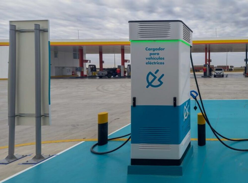 Un cargador para vehículos eléctricos en una estación de servicio en la Autovía 9. (DIB)