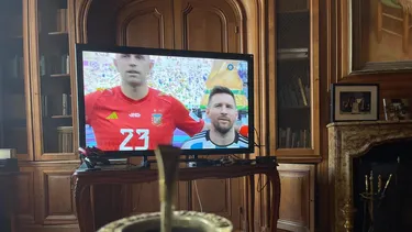 Axel Kicillof mirando un partido del Mundial 2022.