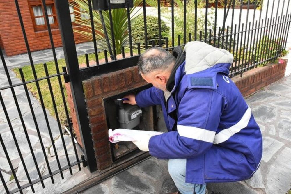 Los operarios de Camuzzi recorrieron casa por casa. (La Capital)