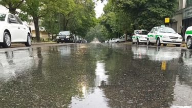 Ante una tormenta fuerte, se recomienda permanecer en las viviendas y no en espacios al aire libre.