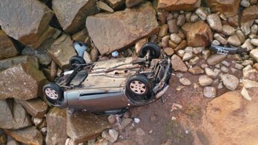 El auto quedó volcado en las rocas y se investiga si fue un accidente o si existió otro móvil. (La Capital)