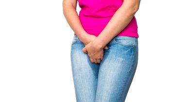 La incontinencia urinaria frecuente suele generar vergüenza y limitar actividades sociales.