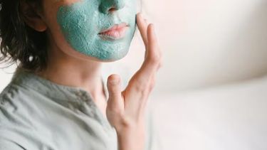 El skincare, las uñas postizas, acopio de maquillaje, tratamientos de cabello e incluso inyecciones de ácido hialurónico y colágeno, llegando a cirugías estéticas, empiezan a darse con más frecuencia y de forma más precoz. (AIEPBA)