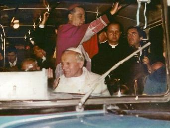 Juan Pablo II regresa a la estación de Luján en el interno 1 de la línea 501.