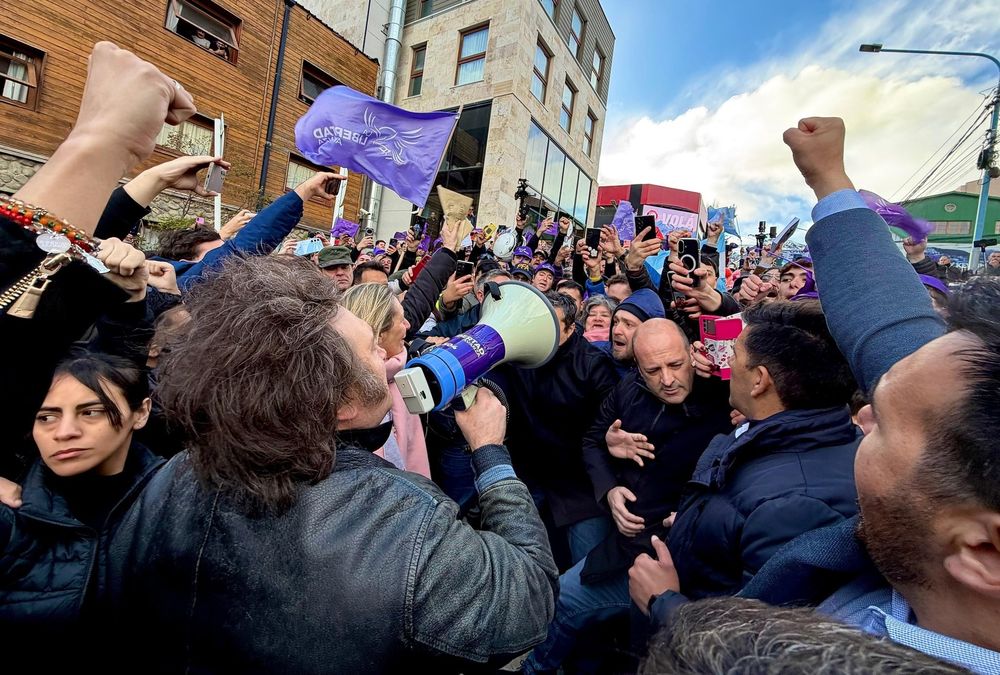 El presidente Javier Milei, de campaña en Ushuaia.