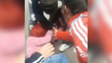 Un momento de la brutal pelea en el colegio de José C. Paz.