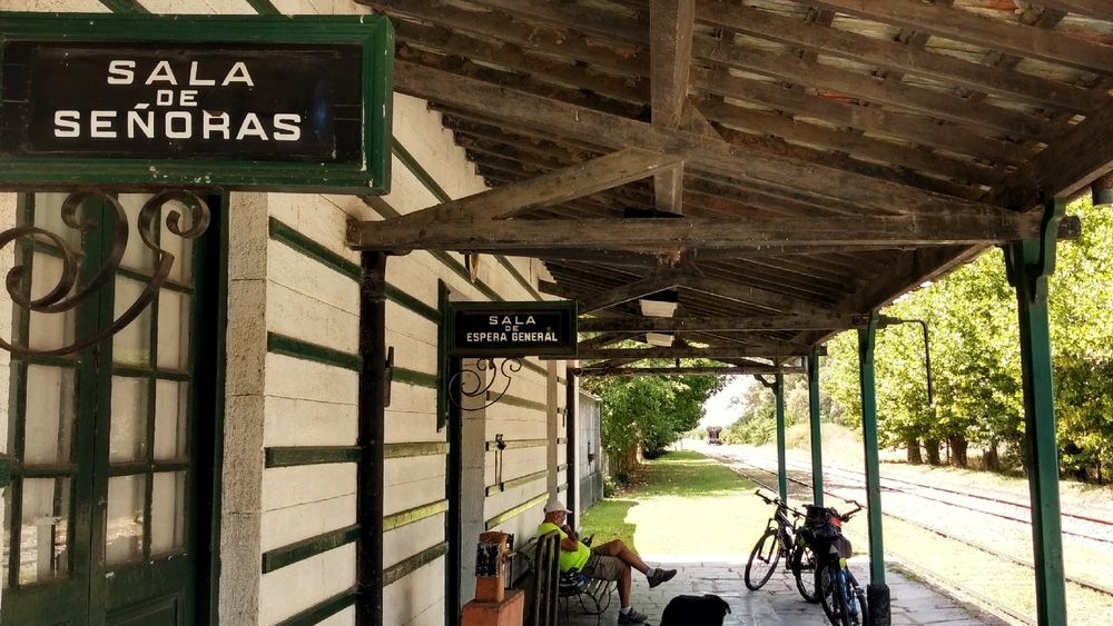 La estación, el corazón de Pardo, aún ahora que no pasa más el tren.