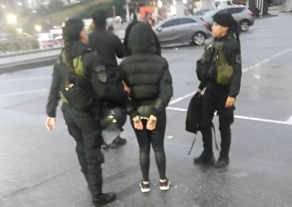 El momento de la detención de la presunta estafadora. -La Capital -