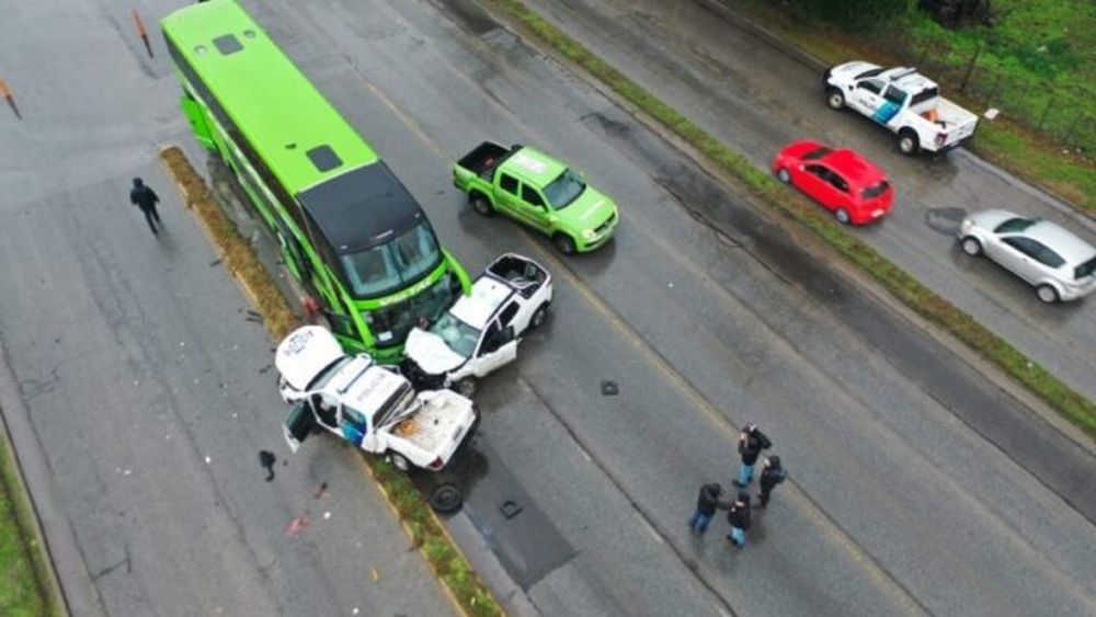 El patrullero impactó contra un ómnibus y otro vehículo. - La Capital -