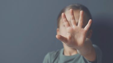 Detuvieron a un docente acusado de tomar fotos de alumnas sin consentimiento y por abuso de una menor Detuvieron a un docente acusado de tomar fotos de alumnas sin consentimiento y por abuso de una menor