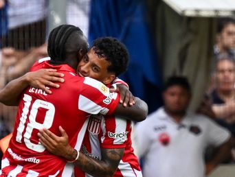 Cetré y Tiago Palacios festejan el gol de Estudiantes, el único del encuentro. Cetré y Tiago Palacios festejan el gol de Estudiantes, el único del encuentro.
