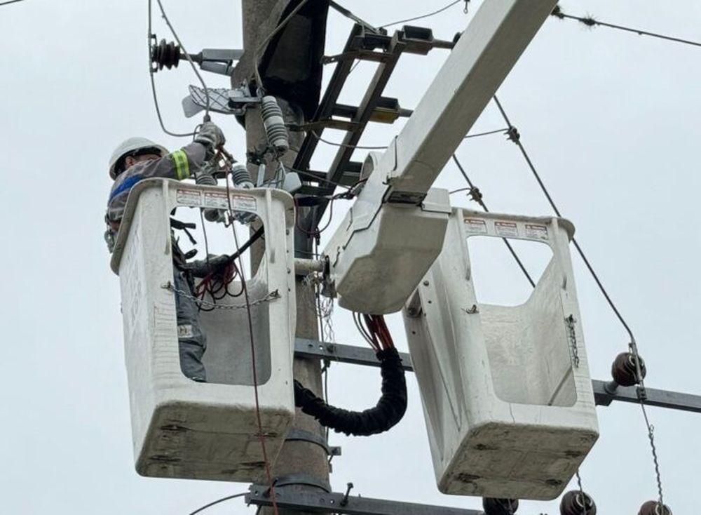 Una persona trabajando en la red de luz.