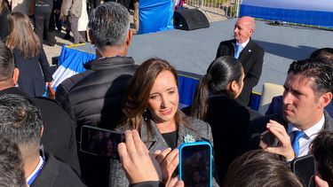 La vicepresidenta Victoria Villarruel en Rosario, rodeada de periodistas.