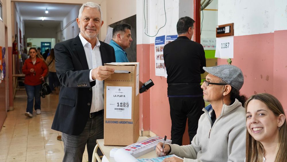 El intendente de La Plata, Julio Alak, votó en una escuela de Gonnet.