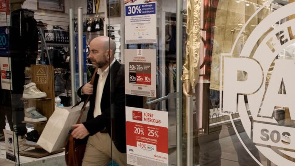 Un hombre saliendo de un local de venta de ropa masculina (Xinhua/Martín Zabala)