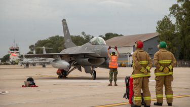 Un F-16 en la base de Las Higueras, Río Cuarto. Un F-16 en la base de Las Higueras, Río Cuarto.