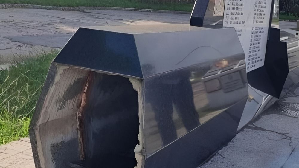 El monumento homenaje al ARA San Juan amaneció con sus extremos rotos. El monumento homenaje al ARA San Juan amaneció con sus extremos rotos.