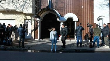 El periodismo en la puerta de la casa velatoria donde despiden los restos de “Locomotora” Oliveras. (El Litoral)