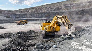 Máquinas trabajando en la extracción minera.