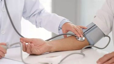 Controlarse la presión arterial ayuda a prevenir afecciones más graves y a evitar que se deteriore la salud cardiovascular.