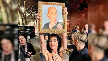 La cantante Katy Perry sostiene el cuadro con la imagen de Eva Perón que le regalaron sus fans.&nbsp;