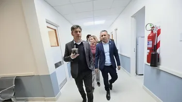 El gobernador bonaerense, Axel Kicillof, mate en mano.