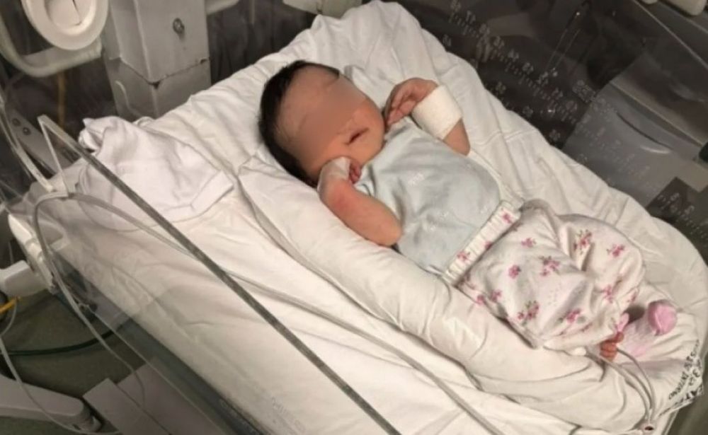 La beba que nació con ayuda de la IA y luego fue dejada en la estación de Ezpeleta.