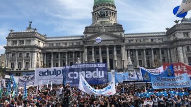 Los gremios de docentes y no docentes universitarios mantienen el reclamo por el incumplimiento de la Lay de Financiamiento por parte del Gobierno y vuelven las medidas de fuerza.&nbsp;