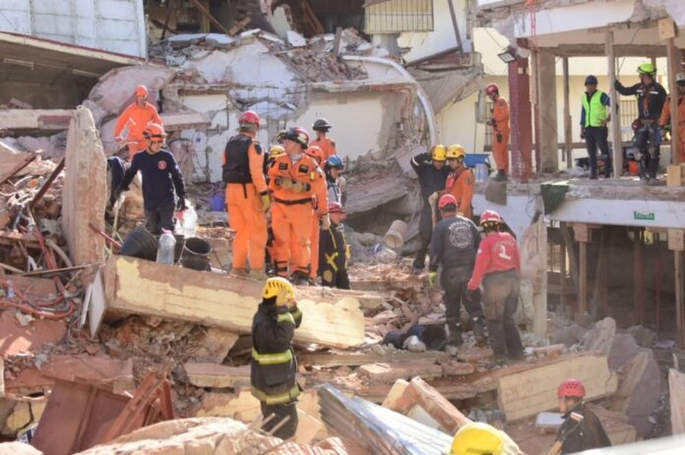 Rescatistas trabajando en el hotel derrumbado en Villa Gesell.