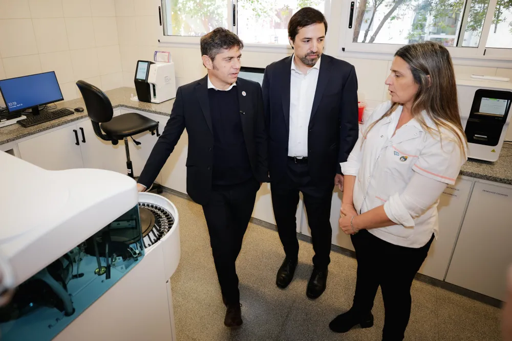 El gobernador Axel Kicillof junto al ministro de Salud, Nicolás Kreplak.