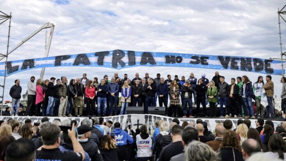 El gobernador en el acto en Ensenada junto a intendentes de la región. (Prensa Gobernación)