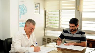 El acuerdo fue rubricado por el presidente de IOMA, Homero Giles, y tras el corrimiento de la presidencia de la entidad de Guillermo Cobián, por el vicepresidente de Femeba, Sandro Scafatti. - Ioma -