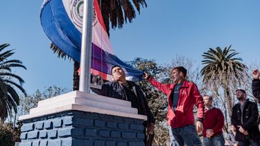 Izado de la bandera de Paraguay en General Viamonte.